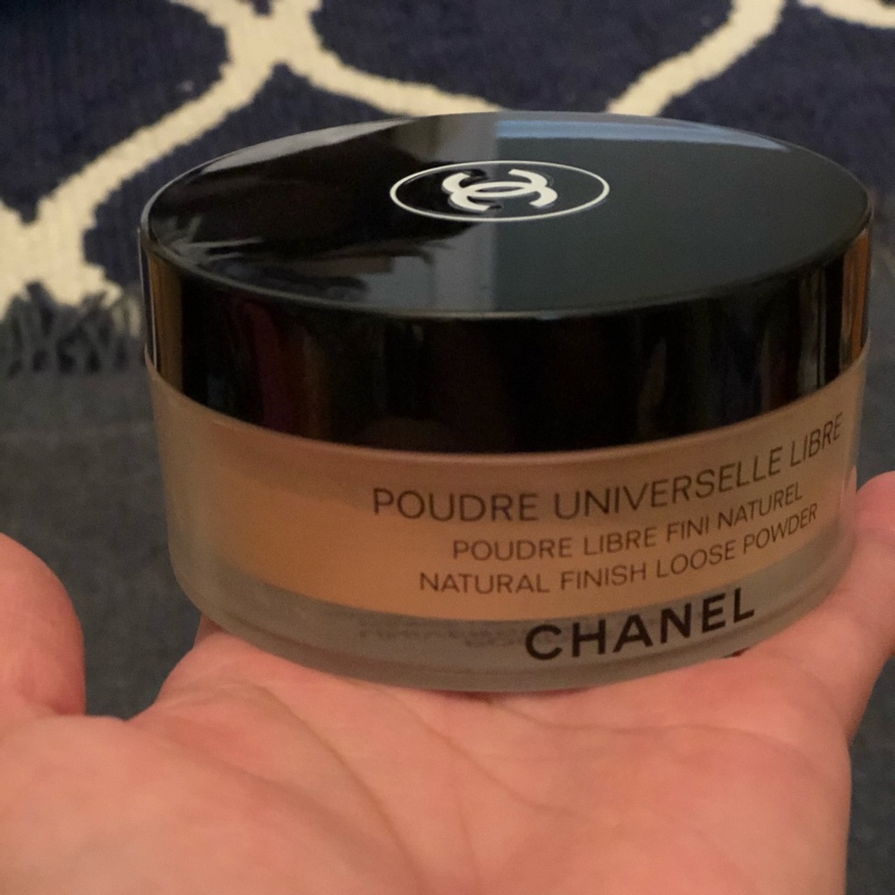 Chanel universal finish loose powder